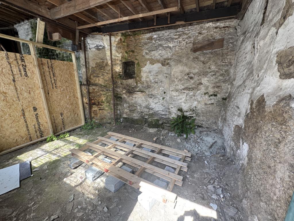 Lot: 165 - FREEHOLD TERRACE BUILDING - General view